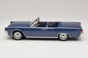 Lincoln Continental Convertible Modrá Metalíza The Lincoln Lawyer KK-Scale 1:18 KKDC181522 Kov – obrázok 4 z 7