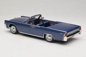 Lincoln Continental Convertible Modrá Metalíza The Lincoln Lawyer KK-Scale 1:18 KKDC181522 Kov – obrázok 6 z 7