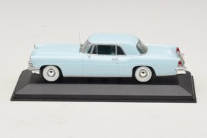 Lincoln Continental Mark II Svetlo Modrá Minichamps 1:43 Lincoln Continental Mark II Svetlo Modrá Minichamps 1:43 400082304 Kov