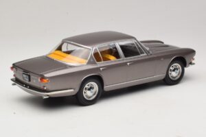 Maserati Quattroporte I Sivá Metalíza KK-Scale 1:18 KKDC181511 Kov – obrázok 2 z 6