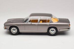 Maserati Quattroporte I Sivá Metalíza KK-Scale 1:18 KKDC181511 Kov – obrázok 3 z 6