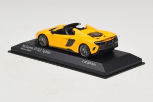McLaren 675LT Spider Volcano Yellow Minichamps 1:43 537154430 Kov – obrázok 3 z 5