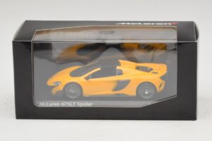 McLaren 675LT Spider Volcano Yellow Minichamps 1:43 537154430 Kov – obrázok 5 z 5