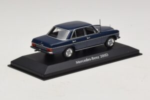 Mercedes 200D W115 Modrý Maxichamps 1:43 940034000 Diecast – obrázok 2 z 5