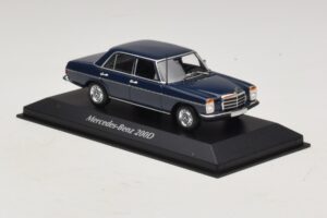 Mercedes 200D W115 Modrý Maxichamps 1:43 940034000 Diecast – obrázok 3 z 5