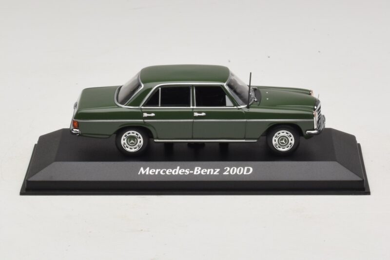 Mercedes 200D W115 Tmavozelený Maxichamps 1:43 940034001 Diecast