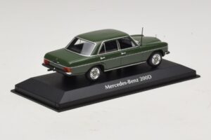 Mercedes 200D W115 Tmavozelený Maxichamps 1:43 940034001 Diecast – obrázok 2 z 5