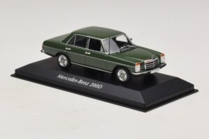 Mercedes 200D W115 Tmavozelený Maxichamps 1:43 940034001 Diecast – obrázok 3 z 5
