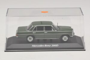 Mercedes 200D W115 Tmavozelený Maxichamps 1:43 940034001 Diecast – obrázok 4 z 5