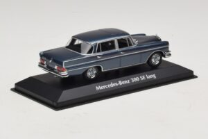 Mercedes 300 SE W112 Lang Modrá Metalíza Maxichamps 1:43 940035200 Diecast – obrázok 2 z 5