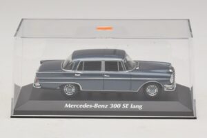 Mercedes 300 SE W112 Lang Modrá Metalíza Maxichamps 1:43 940035200 Diecast – obrázok 4 z 5