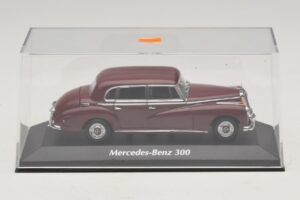 Mercedes 300 W186 Tmavočervený Maxichamps 1:43 940039060 Kov – obrázok 4 z 5