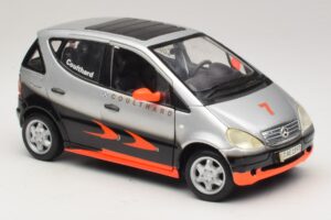 Mercedes A-Class W168 D. Coulthard Strieborná Maisto 1:18 35841 Kov – obrázok 6 z 8