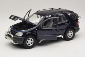 Mercedes ML320 W163 Modrý Maisto 1:18 31847 Kov – obrázok 2 z 8
