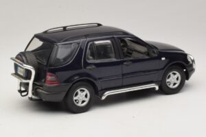 Mercedes ML320 W163 Modrý Maisto 1:18 31847 Kov – obrázok 3 z 8