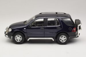Mercedes ML320 W163 Modrý Maisto 1:18 31847 Kov – obrázok 4 z 8