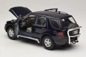 Mercedes ML320 W163 Modrý Maisto 1:18 31847 Kov – obrázok 5 z 8