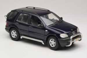 Mercedes ML320 W163 Modrý Maisto 1:18 31847 Kov – obrázok 6 z 8