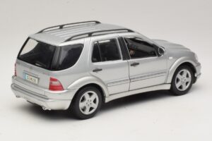 Mercedes ML55 AMG W163 Strieborný Maisto 1:18 31876-P1 Kov – obrázok 3 z 8