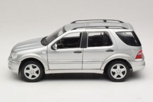 Mercedes ML55 AMG W163 Strieborný Maisto 1:18 31876-P1 Kov – obrázok 4 z 8
