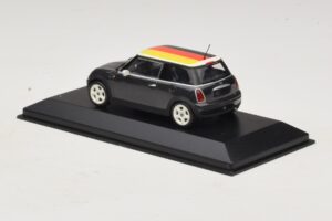 Mini Cooper One R50 Zelený S Nemeckou Vlajkou Minichamps 1:43 MINI033 Kov – obrázok 3 z 5