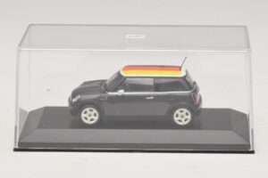 Mini Cooper One R50 Zelený S Nemeckou Vlajkou Minichamps 1:43 MINI033 Kov – obrázok 4 z 5