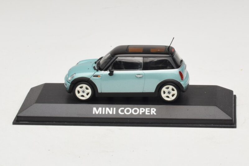 Mini Cooper S R53 Svetlomodrý Metalický S Čiernou Strechou Minichamps 1:43 Mini Cooper S R53 Svetlomodrý Metalický S Čiernou Strechou Minichamps 1:43 MINI030 Diecast