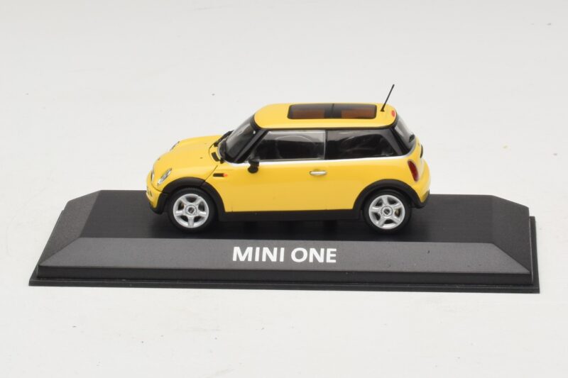 Mini Cooper S R53 Liquid Yellow S Panoramatickou Strechou Minichamps 1:43 Mini Cooper S R53 Liquid Yellow S Panoramatickou Strechou Minichamps 1:43 MINI013 Kov