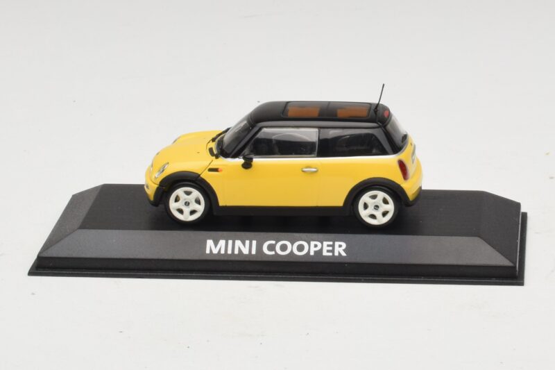 Mini Cooper S R53 Žltý S Čiernou Strechou Minichamps 1:43 Mini Cooper S R53 Žltý S Čiernou Strechou Minichamps 1:43 MINI031 Kov