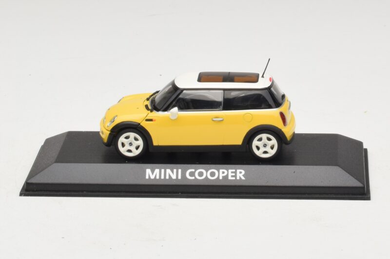 Mini Cooper S R53 Žltý So Žltou Panoramatickou Strechou Minichamps 1:43 Mini Cooper S R53 Žltý So Žltou Panoramatickou Strechou Minichamps 1:43 MINI029 Diecast