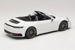 Porsche 911 992 Carrera 4S Kabriolet Biely Minichamps 1:18 155067330 Kov – obrázok 2 z 6