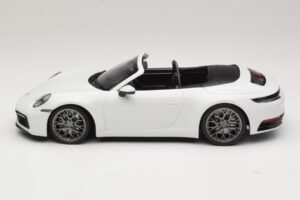 Porsche 911 992 Carrera 4S Kabriolet Biely Minichamps 1:18 155067330 Kov – obrázok 3 z 6