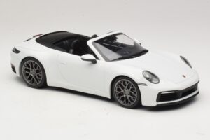 Porsche 911 992 Carrera 4S Kabriolet Biely Minichamps 1:18 155067330 Kov – obrázok 4 z 6