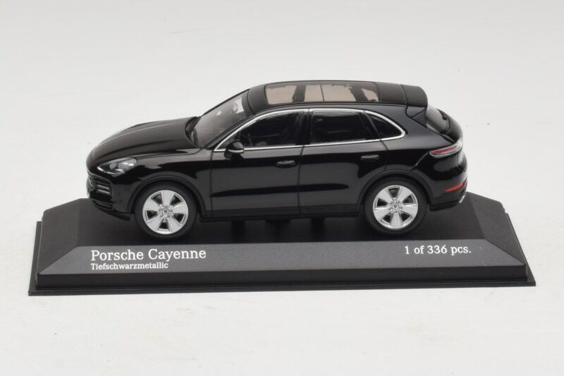Porsche Cayenne Čierna Metalíza Minichamps 1:43 410066301 Kov