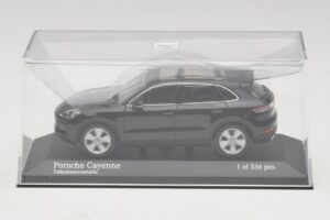Porsche Cayenne Čierna Metalíza Minichamps 1:43 410066301 Kov – obrázok 4 z 5