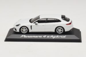 Porsche Panamera 971 4 E-Hybrid Biely Minichamps 1:43 WAP0207620H Kov