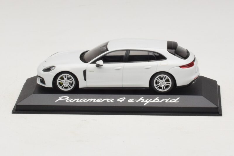 Porsche Panamera 971 4 E-Hybrid Biely Minichamps 1:43 WAP0207620H Kov