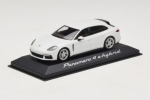 Porsche Panamera 971 4 E-Hybrid Biely Minichamps 1:43 WAP0207620H Kov – obrázok 2 z 5