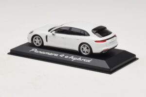 Porsche Panamera 971 4 E-Hybrid Biely Minichamps 1:43 WAP0207620H Kov – obrázok 3 z 5