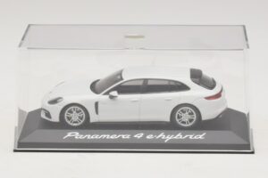 Porsche Panamera 971 4 E-Hybrid Biely Minichamps 1:43 WAP0207620H Kov – obrázok 4 z 5