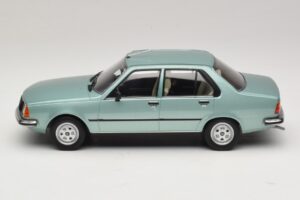 Renault 18 Svetlo Zelená MCG 1:18 MCG18596 Kov – obrázok 3 z 6