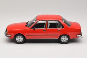 Renault 18 Červený MCG 1:18 MCG18595 Kov – obrázok 3 z 6