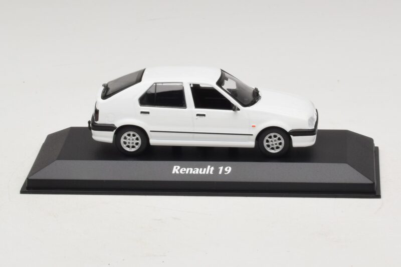 Renault 19 Biely Maxichamps 1:43 940113700 Diecast
