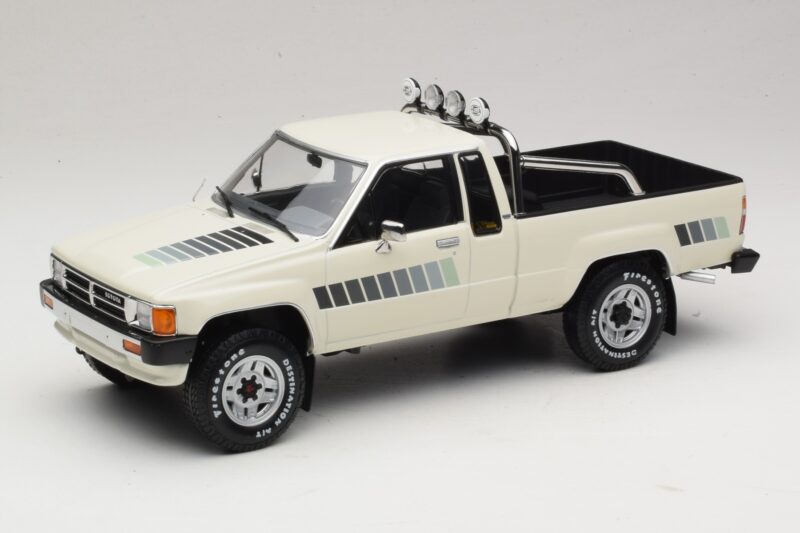 Toyota Hilux N50 Xtra Cab 4x4 Biely KK-Scale 1:18 KKDC181564 Kov