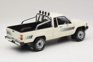 Toyota Hilux N50 Xtra Cab 4x4 Biely KK-Scale 1:18 KKDC181564 Kov – obrázok 2 z 6
