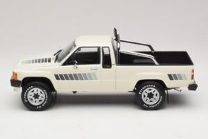 Toyota Hilux N50 Xtra Cab 4x4 Biely KK-Scale 1:18 KKDC181564 Kov – obrázok 3 z 6