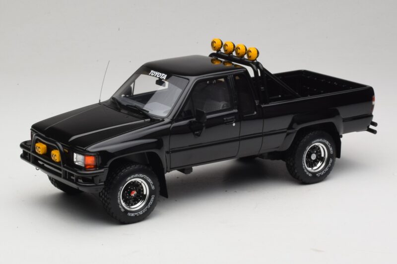 Toyota Hilux N60 SR5 Back to the Future II Lesklá Čierna Otto 1:18 OT481 Živica
