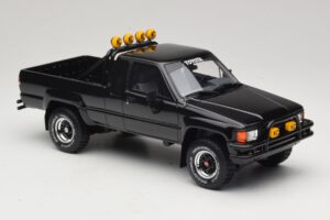 Toyota Hilux N60 SR5 Back to the Future II Lesklá Čierna Otto 1:18 OT481 Živica – obrázok 4 z 6