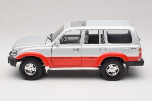 Toyota Land Cruiser J80 Strieborná Červená Road Legends 1:18 92098 Kov – obrázok 4 z 8