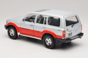 Toyota Land Cruiser J80 Strieborná Červená Road Legends 1:18 92098 Kov – obrázok 7 z 8